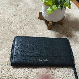 VERA BRADLEY ESSENTIAL CONTINENTAL WALLET IN FAUX LEATHER